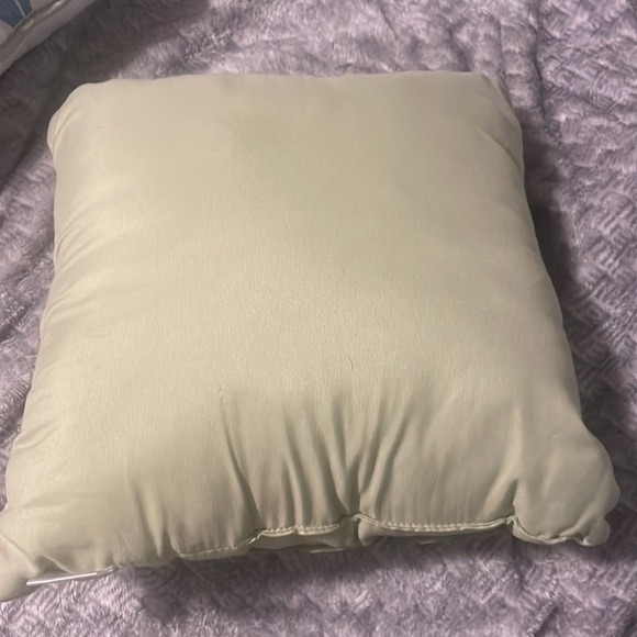 Pillows! - Picture 3 of 4